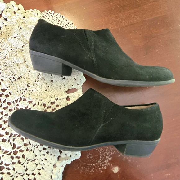 Jessica Cline Black Suede Low Heel Loafers - Picture 3 of 7